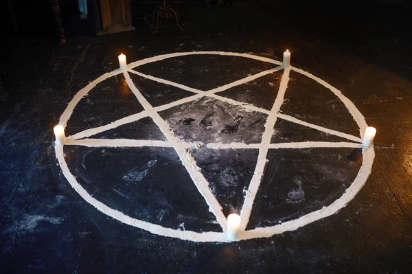 Magischer Kreis Mit Brennenden Kerzen Niemand Dämonen Die Ausgetrieben Werden — Stockfoto