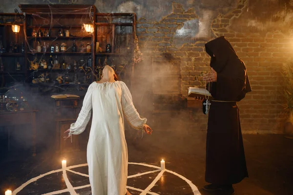 Manlig Exorcist Svart Huva Driver Demoner Från Kvinna Exorcism Mystik — Stockfoto