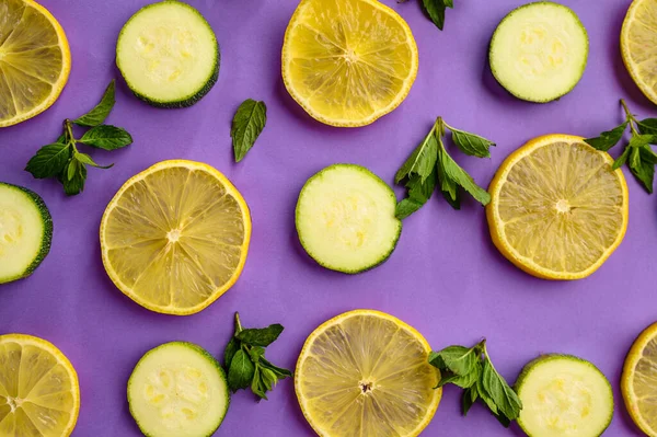 Rodajas Frescas Limón Pepino Aisladas Sobre Fondo Púrpura Comida Vegetariana — Foto de Stock