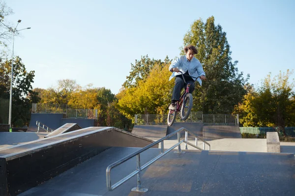 Genç Erkek Bmx Motorcusu Kaykay Parkında Tırabzana Biniyor Aşırı Bisiklet — Stok fotoğraf