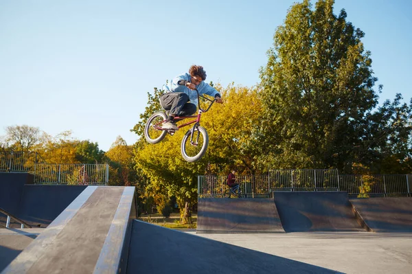 年轻的男性Bmx骑自行车者通过栏杆在滑板公园 极端的自行车运动 危险的自行车把戏 街头骑马 夏季公园骑自行车 — 图库照片
