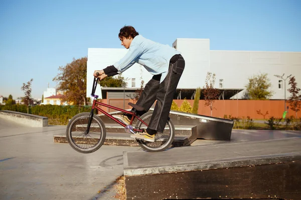 Jovem Motociclista Bmx Fazendo Truque Treinamento Skatepark Extremo Esporte Bicicleta — Fotografia de Stock