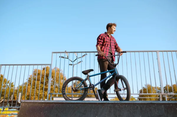 Biker Bmx Fazendo Truque Adolescente Treinamento Skatepark Extremo Esporte Bicicleta — Fotografia de Stock