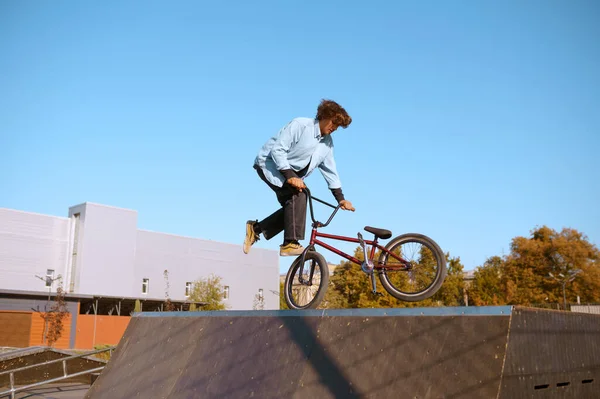 Bmx Ποδηλάτης Κάνει Τέχνασμα Στη Ράμπα Έφηβος Εκπαίδευση Στο Skatepark — Φωτογραφία Αρχείου