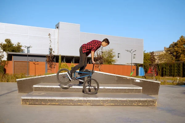 Bmx Ποδηλάτης Κάνει Τέχνασμα Στις Σκάλες Έφηβος Εκπαίδευση Στο Skatepark — Φωτογραφία Αρχείου