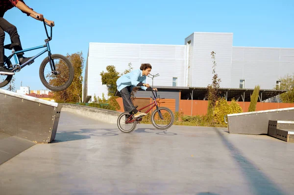 Bmx 자전거 스케이트 파크에서 묘기를 부리고 있어요 자전거타기 자전거 거리에서의 — 스톡 사진