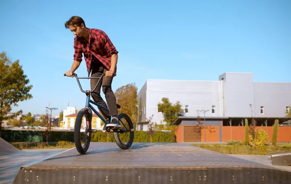 Bmx 속임수를 스케이트 파크에서 훈련중인 대입니다 자전거타기 자전거 거리달리기 공원에서 — 스톡 사진