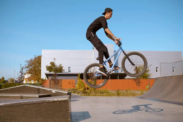 Férfi Bmx Motoros Akcióba Lendül Tinédzser Skateparkban Edz Extreme Kerékpár — Stock Fotó