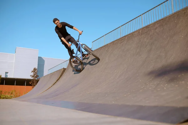 Masculino Bmx Cavaleiro Fazendo Truque Rampa Adolescente Treinamento Skatepark Extremo — Fotografia de Stock