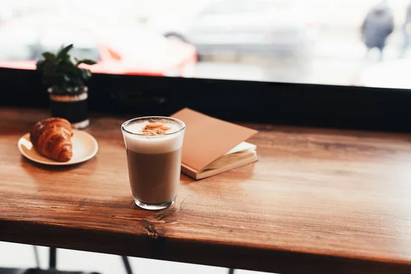 Secangkir Kopi Croissant Notebook Meja Kafe Latar Belakang Kabur Foto — Stok Foto