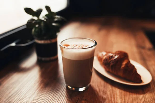 Secangkir Kopi Croissant Meja Dekat Jendela Kafe Latar Belakang Kabur — Stok Foto