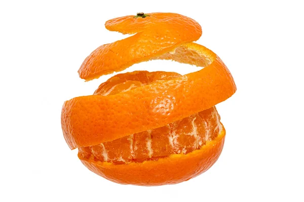 Tangerine Skalad Runt Remsa Mot Vit Bakgrund — Stockfoto