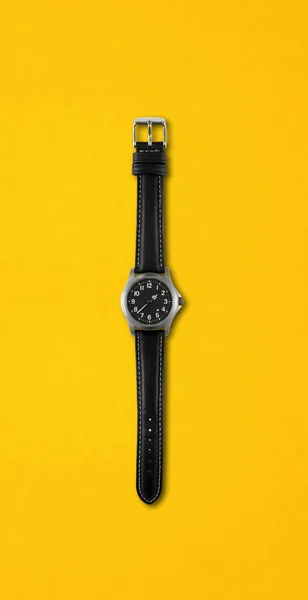 Reloj Pulsera Sobre Fondo Amarillo Vista Superior — Foto de Stock