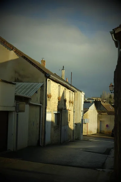프랑스의 마을에서 햇살에 촬영되었습니다 거리를 줍니다 — 스톡 사진