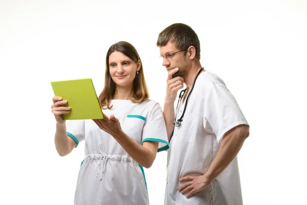 Enfermera Muestra Los Resultados Prueba Una Tableta Médico Mira Cuidadosamente —  Fotos de Stock