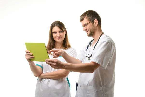 Doktor Tablet Bilgisayar Ekranına Bakarken Hastanın Testlerini Tartışıyor — Stok fotoğraf
