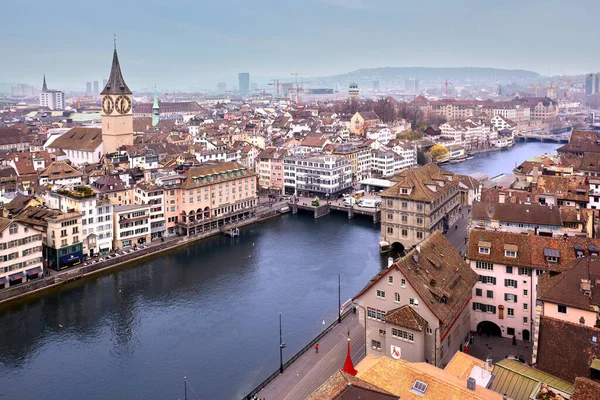 从瑞士苏黎世Grossmunster俯瞰圣彼得教堂和Limmat河 — 图库照片