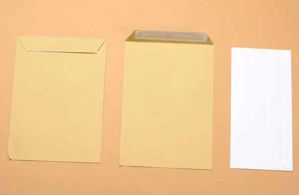 Blank White Paper Brown White Envelopes Brown Background Top View — Stock Photo, Image
