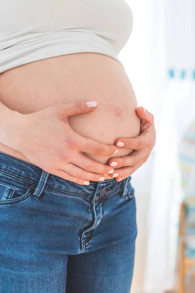 Caucasian Pregnant Mother Touching Her Naked Tummy Blue Jeans Close — Stock Photo, Image