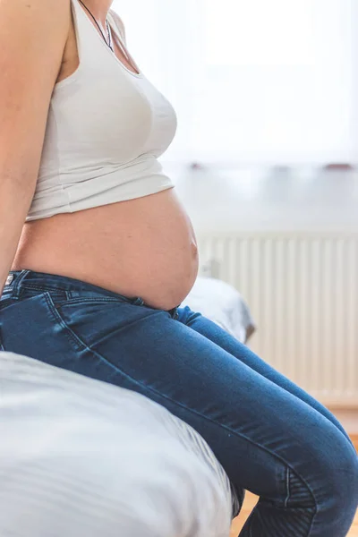Blank Zwanger Moeder Aanraken Van Haar Naakt Buik Blauwe Jeans — Stockfoto
