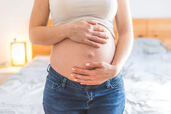 Caucásico Embarazada Madre Tocando Desnudo Vientre Pantalones Vaqueros Azules Cerca — Foto de Stock