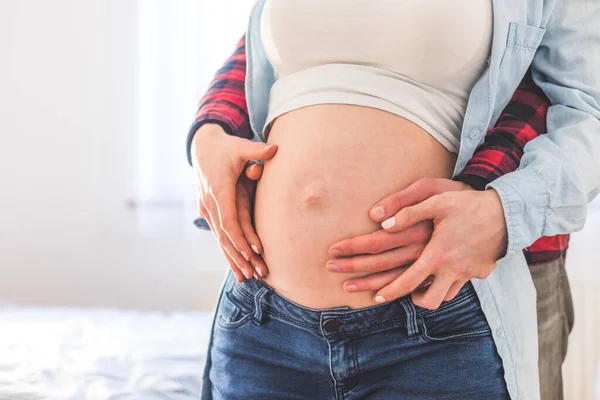 Zbliżenie Górę Ciąży Matka Ojciec Przytulanie Brzuch Kaukaskie — Zdjęcie stockowe