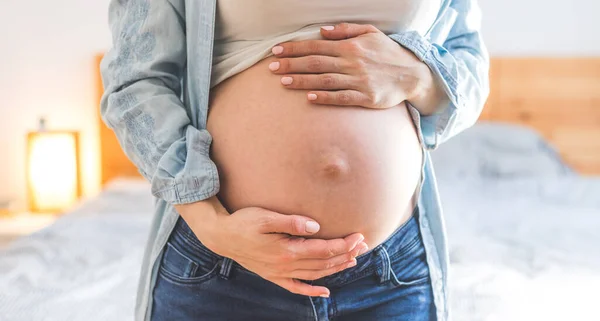 Běloška Těhotná Matka Dotýká Své Nahé Bříško Modré Džíny Zblizka — Stock fotografie