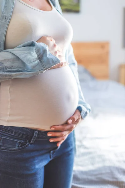 Blank Zwanger Moeder Aanraken Van Haar Naakt Buik Blauwe Jeans — Stockfoto
