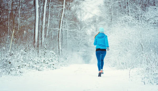 Junge Frau Läuft Winterlichen Wald Einen Weg Durch Schnee Weg — Stockfoto