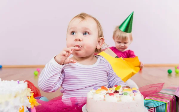 Dziewczynka Tortem Urodzinowym — Zdjęcie stockowe