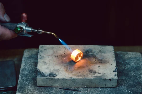 Goldsmith Joalheiro Aquecendo Anel Com Chama Azul Para Trabalhar Nessa — Fotografia de Stock