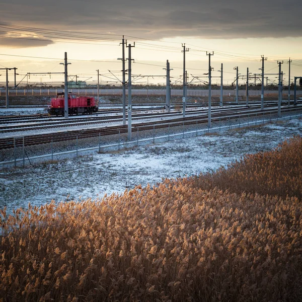 Rode Locomotief Winter Een Spoor Aangedreven Met Diesel — Stockfoto