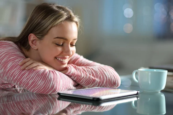 Feliz Adolescente Viendo Los Medios Comunicación Tableta Noche Sala Estar — Foto de Stock