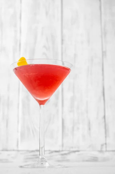 Cocktail Rouge Avec Glace Menthe Sur Fond Bois — Photo