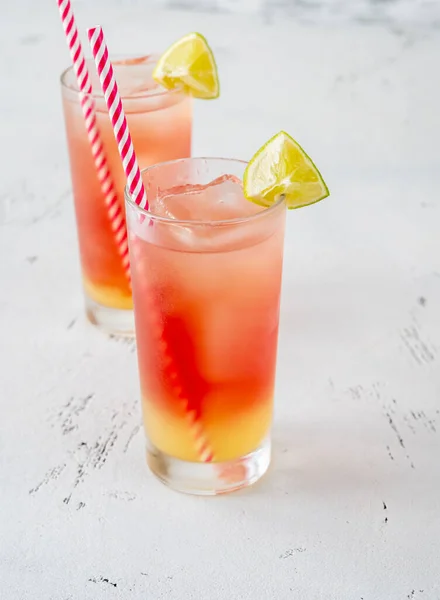 Cocktail Estivo Con Limoni Cubetti Ghiaccio Fondo Bianco — Foto Stock