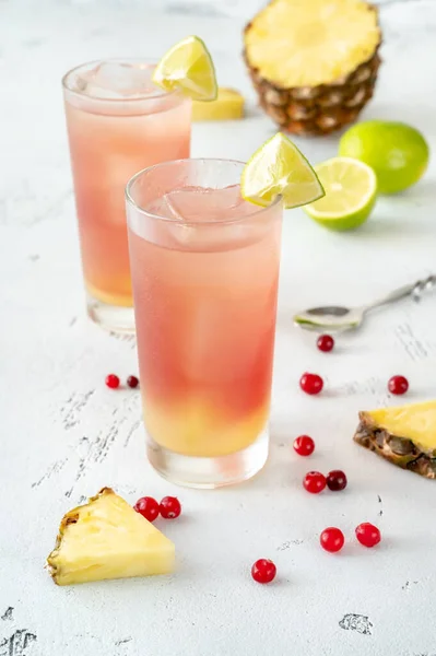 Due Bicchieri Cocktail Bay Breeze Guarniti Con Spicchi Lime Serviti — Foto Stock