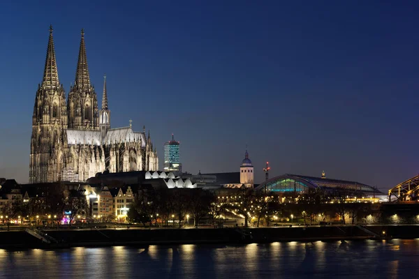 Stadtansichten Köln Mit Dom Und Hauptbahnhof Der Abenddämmerung — Stockfoto