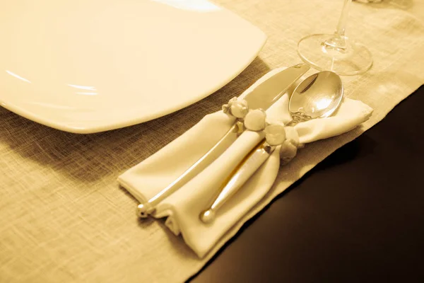 Plato Blanco Con Mesa Vacía Cubiertos Sobre Fondo Madera —  Fotos de Stock