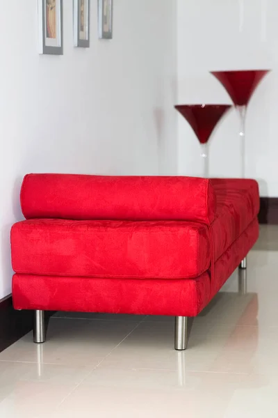 リビングルーム内の赤いソファと白い椅子 — ストック写真