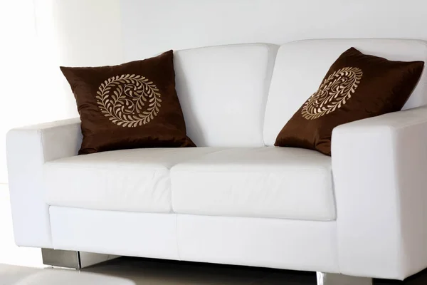 Modernes Sofa Auf Weißem Hintergrund — Stockfoto