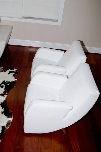 現代のアパートの中のソファの上の白い快適な枕 — ストック写真