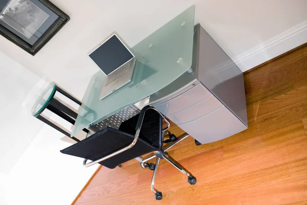노트북 테이블 현대식 사무실 — 스톡 사진