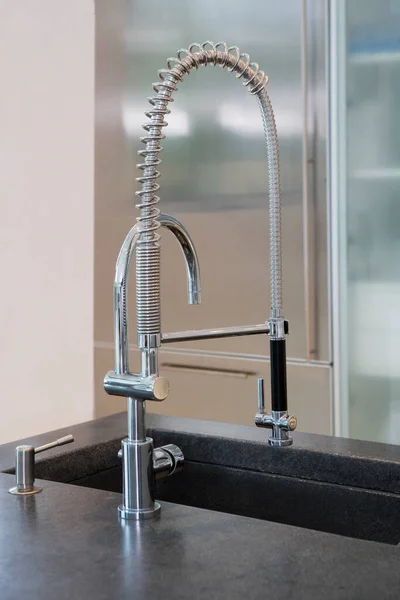Modern Fürdőszoba Zuhanyzóval Fehér Törölközővel — Stock Fotó