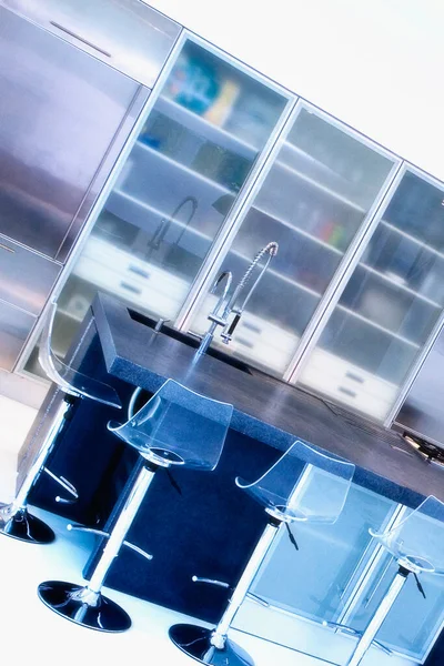 Modern Glasskiva Med Blå Bakgrund — Stockfoto
