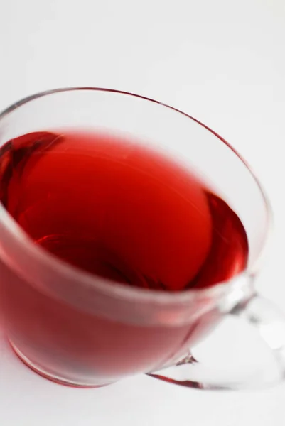 Vino Rosso Una Tazza Vetro Sfondo Bianco — Foto Stock