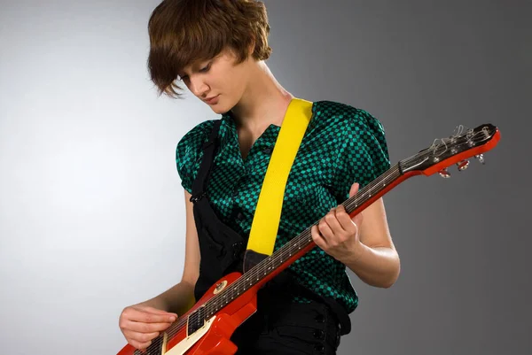 Gitarlı Kırmızı Gömlekli Genç Adam — Stok fotoğraf