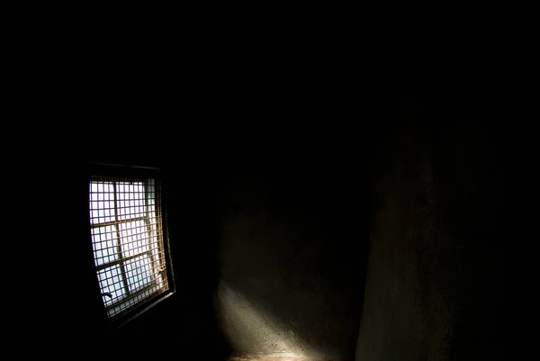 Bir Bardak Işığı Olan Eski Ahşap Bir Pencere — Stok fotoğraf