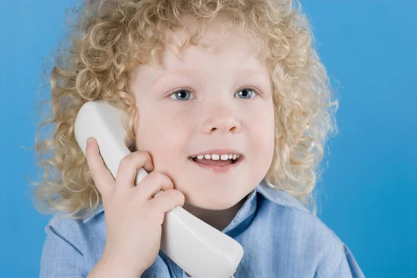 Malý Chlapec Telefonem Modrém Pozadí — Stock fotografie