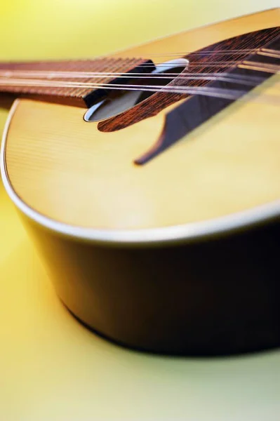 Perto Uma Guitarra Madeira — Fotografia de Stock