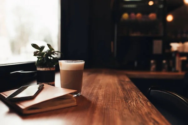 Secangkir Kopi Notebook Telepon Meja Kafe Latar Belakang Kabur Foto — Stok Foto